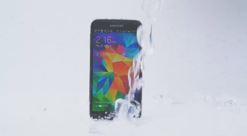 Samsung wyzwał Apple na ALS Ice Bucket Challange: Galaxy S5 kontra iPhone 5s